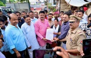Ayodhya: Demand for FIR against Akhilesh Yadav over alleged misleading post; SP leaders submit formal complaint at the police station.