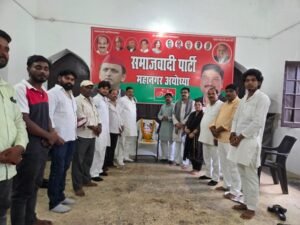 Ayodhya: Former MP Phoolan Devi's death anniversary was observed at the SP city office; leaders paid tribute.