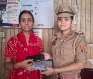 Thanks to the prompt action of the Manduadih police, a woman recovered her lost purse; all essential documents, including her mobile phone, were retrieved.