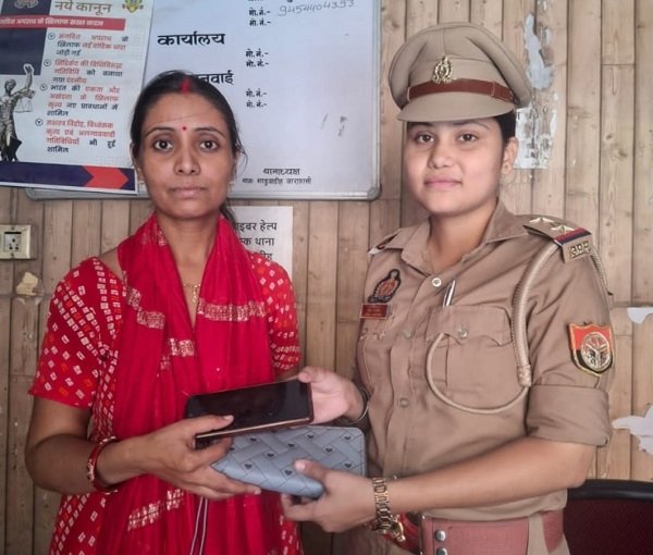 Thanks to the prompt action of the Manduadih police, a woman recovered her lost purse; all essential documents, including her mobile phone, were retrieved.