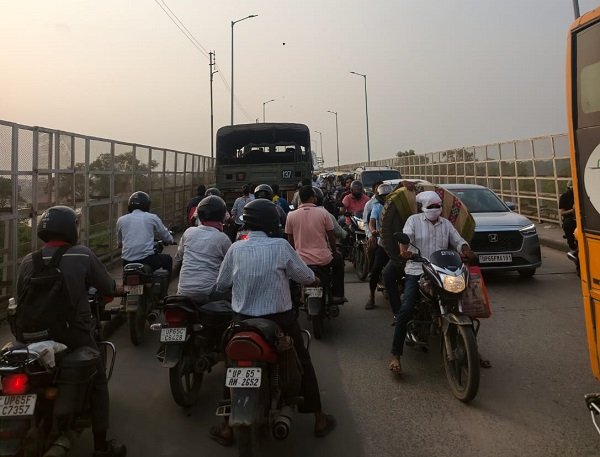 Head-on collision between two cars on Rajghat Bridge; commuters stranded in a massive traffic jam.
