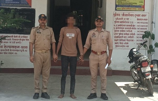 Cunning cattle smuggler nabbed after attempting to run a pickup truck over a police team; 5 cattle, a Bolero vehicle, and a heavy cleaver seized.