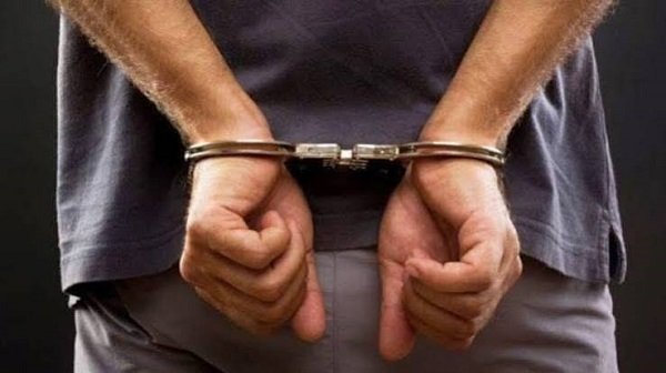 Major police action in Sheohar: Two miscreants plotting a crime arrested with country-made pistols; one remains at large.