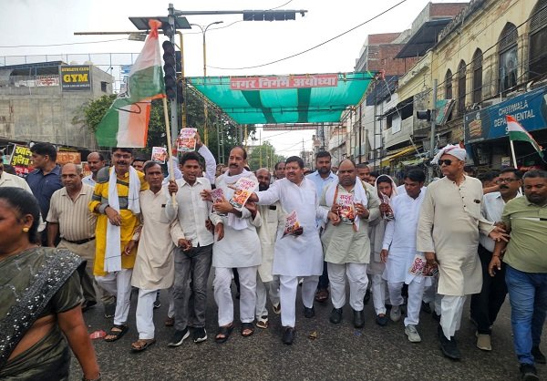 The Congress organized a "Sadbuddhi Yatra" (march to seek wisdom for the authorities) demanding an impartial inquiry into the Shri Ram Temple donation matter.
