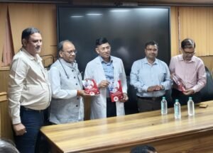 Lucknow: Discussion and felicitation ceremony for Sunil Yadav's book "Saathi Haath Badhana" held at Civil Hospital.