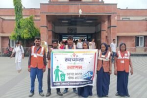 Welcoming with Cleanliness: A special cleanliness awareness campaign was conducted at five major stations of the Varanasi Division, urging passengers not to litter.