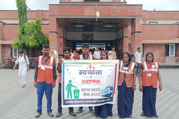 Welcoming with Cleanliness: A special cleanliness awareness campaign was conducted at five major stations of the Varanasi Division, urging passengers not to litter.