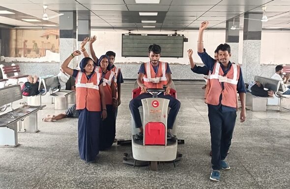 'Swachhata Se Swagat' (Welcome through Cleanliness) awareness campaign conducted at major stations of the Varanasi Division.
