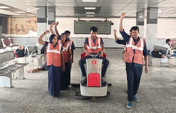 'Swachhata Se Swagat' (Welcome through Cleanliness) awareness campaign conducted at major stations of the Varanasi Division.