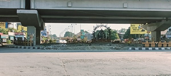 Sandaha in Varanasi has become an 'accident-prone intersection'! Lives are at risk daily due to darkness and disorder.