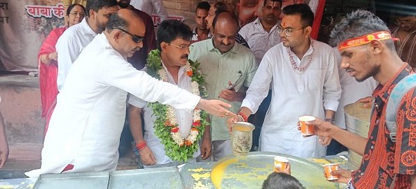 25 Years of Unwavering Service: The Unique Pledge of 'Kishmish Guru' Laxmikant Mishra's Family—Serving Kanwariyas Every Sawan Month Using Savings from Piggy Banks.
