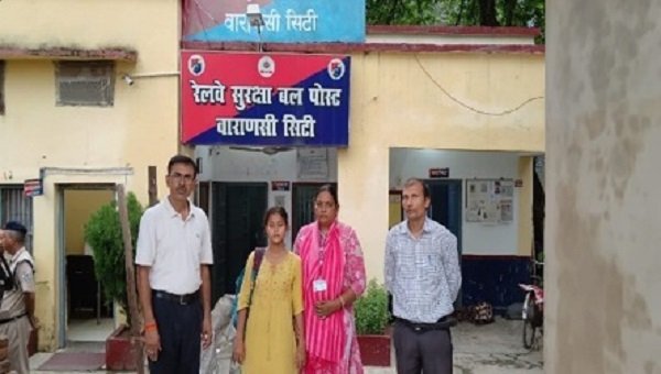Varanasi Division RPF demonstrates promptness in passenger safety and assistance; passengers—including a minor girl—receive help
