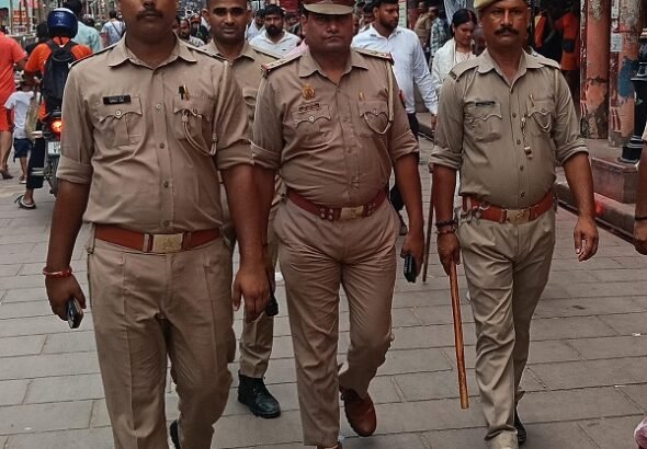 Anuj Mani Tripathi conducts foot patrol amidst the crowd, managing the situation from Dashashwamedh to Godowlia—issues a stern warning to encroachers.