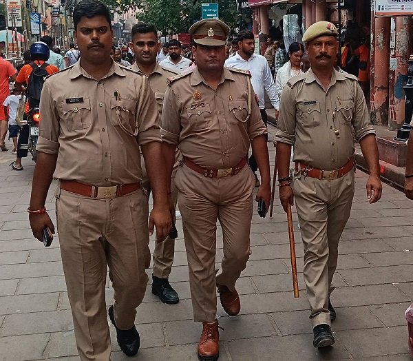 Anuj Mani Tripathi conducts foot patrol amidst the crowd, managing the situation from Dashashwamedh to Godowlia—issues a stern warning to encroachers.