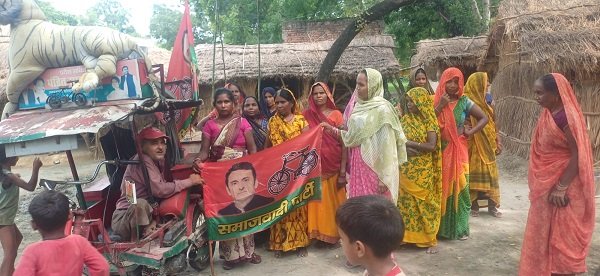 Hundreds of women from the impoverished and lower-income sections joined the Samajwadi Party.
