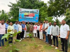 Tree plantation drive held at Aditya Nagar Park under the ‘Ek Ped Maa Ke Naam’ (A Tree in Mother’s Name) campaign; Minister of State Hansraj Vishwakarma pledges to build a ‘Green Kashi’.