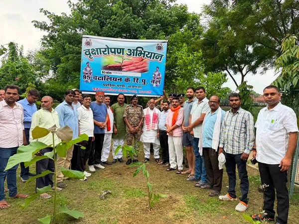 Tree plantation drive held at Aditya Nagar Park under the ‘Ek Ped Maa Ke Naam’ (A Tree in Mother’s Name) campaign; Minister of State Hansraj Vishwakarma pledges to build a ‘Green Kashi’.