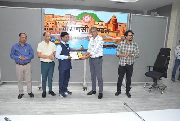 Recognition for outstanding work in safety! 11 railway employees from the Varanasi Division received the ‘Excellence Award’.