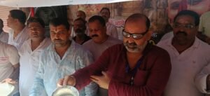 'Kishmish Guru' Laxmikant Mishra, dedicated to the path of devotion for 25 years, serves lakhs of Kanwariyas in Kashi with lassi made from 2,000 quintals of curd.