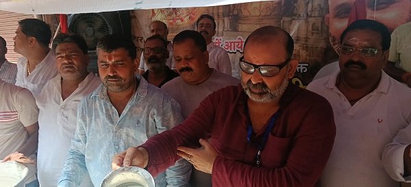 'Kishmish Guru' Laxmikant Mishra, dedicated to the path of devotion for 25 years, serves lakhs of Kanwariyas in Kashi with lassi made from 2,000 quintals of curd.