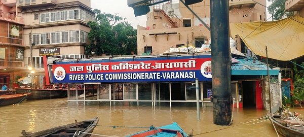 Ganga's furious form in Kashi; water level reaches 69.52 meters.