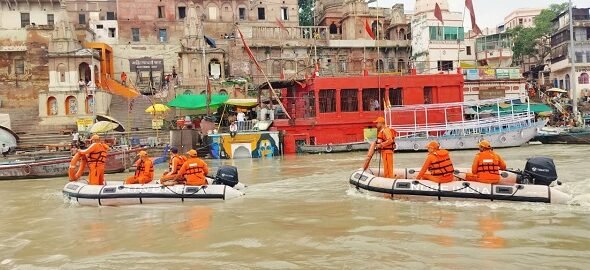 The 11th NDRF is fully prepared amidst the rising water level of the Ganges.