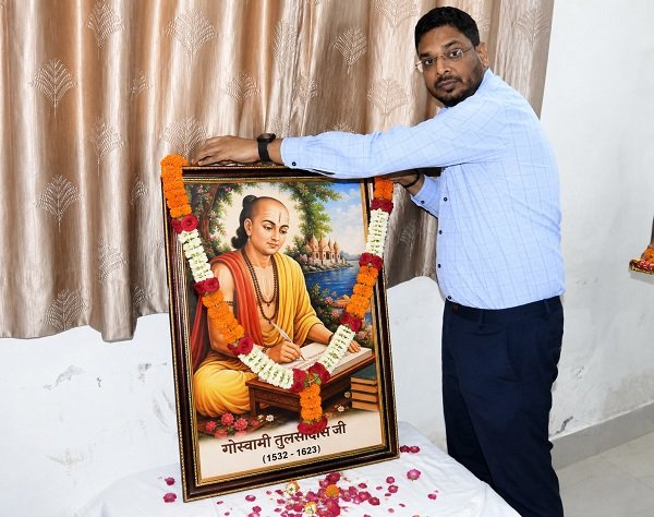 Goswami Tulsidas Jayanti was celebrated with reverence in the Varanasi division; the literary and cultural contributions of the ‘Ramcharitmanas’ were commemorated.