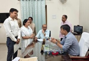 DM Satyendra Kumar listened to the grievances of complainants during the 'Janata Darshan' and issued instructions for their time-bound and satisfactory resolution.