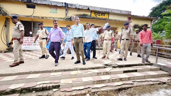 DRM's stern message during inspection of Kaptanganj-Thawe rail section: Safety and passenger amenities are top priorities.