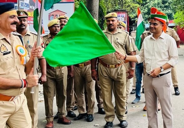 The Tricolour soars with pride on the soil of Kashi; a spirit of patriotism fills the air under the leadership of DM Satyendra Kumar—Varanasi echoes with the chant of "Bharat Mata Ki Jai."