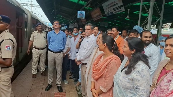 DDU Division Women's Welfare Organization comes to the aid of 106 passengers returning from Nepal.