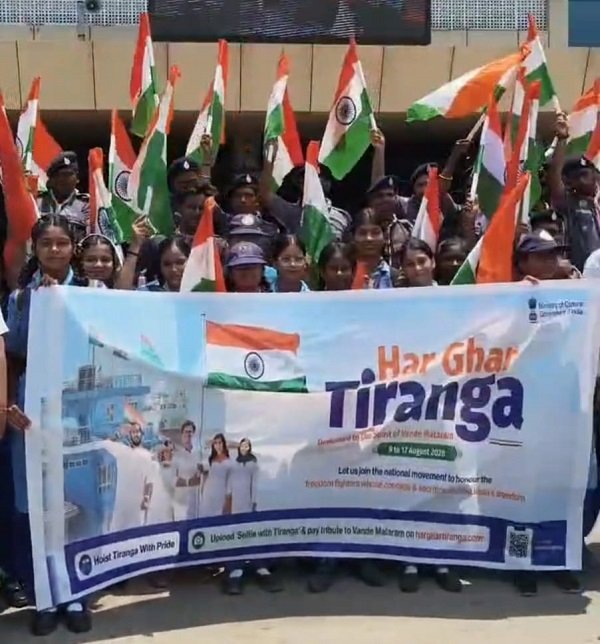 DDU Division awash in the colours of the Tricolour; ‘Vande Mataram’ echoes during the grand Tiranga Yatra by railway employees.