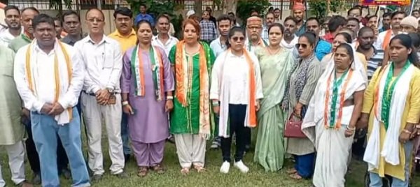 Journalists took out a Tricolour rally in Ayodhya; the city resounded with patriotic slogans.