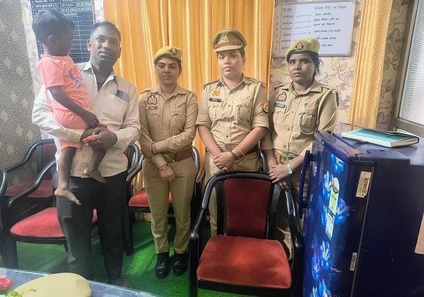 Laksa Police team safely reunited a wandering 3-year-old child with his family.