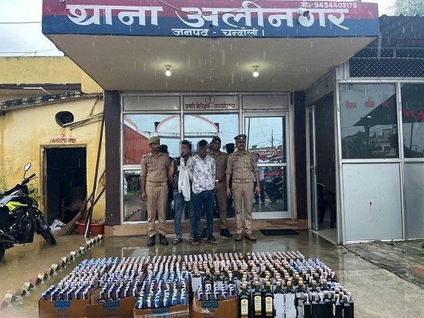273 liters of liquor seized from an Urban Cruiser with a fake number plate; attempt made to run the vehicle over police personnel; two arrested.