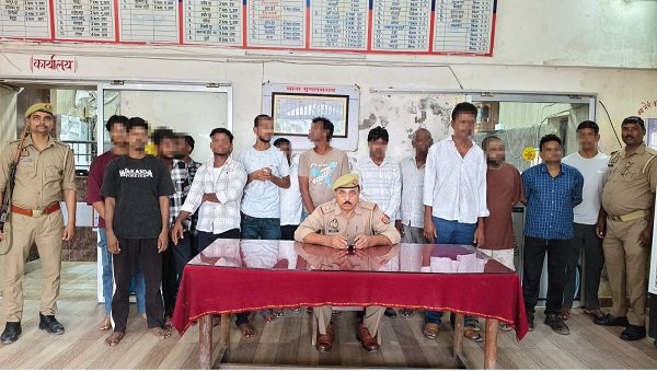 Police crack down in Mughalsarai! Teams visited the homes of history-sheeters and rounded up suspects on the streets—10 individuals were fined for roaming while intoxicated or loitering without a valid reason.