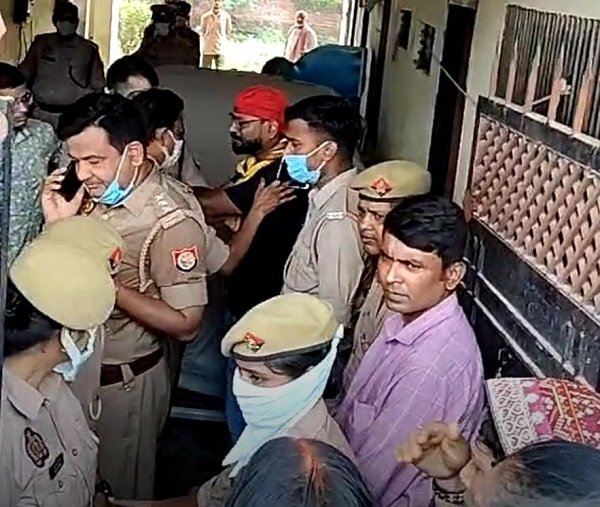 Body of young woman abducted from Rajatalab found in Rohaniya's Bachhav; foul smell leads to discovery—rising incidents in rural areas raise serious questions about security.