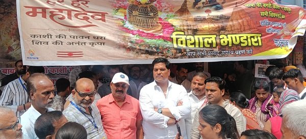The cooling offering born of 25 years of devotion by Lakshmikant Mishra—alias 'Kishmish Guru': Lassi made from 25 quintals of curd quenched the thirst of lakhs of Kanwariyas; in Kashi, service became the hallmark of faith.