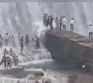 Clear danger at Latif Shah Weir, yet the administration remains oblivious! Tourists roam fearlessly in the danger zone—why wait for a tragedy?