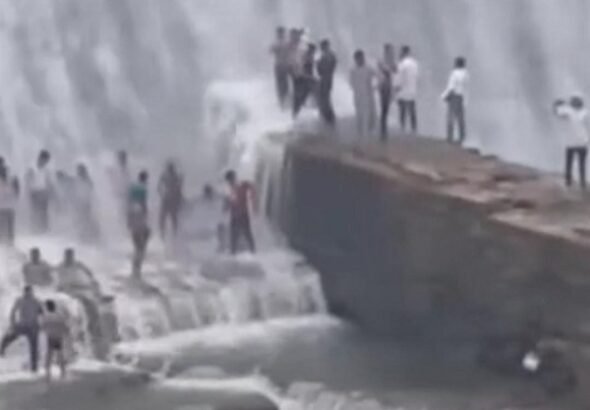 Clear danger at Latif Shah Weir, yet the administration remains oblivious! Tourists roam fearlessly in the danger zone—why wait for a tragedy?