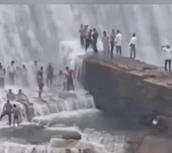 Clear danger at Latif Shah Weir, yet the administration remains oblivious! Tourists roam fearlessly in the danger zone—why wait for a tragedy?