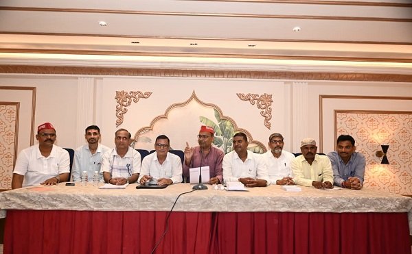 Ayodhya: Dan Bahadur Singh, District President of the SP Teachers' Association, announced the five teachers selected for the revered Mulayam Singh Teacher Award on September 3.