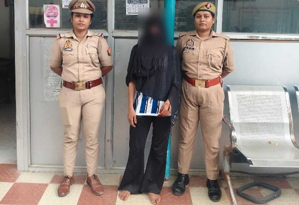 Sigra Anti-Romeo team arrests woman for harassing passersby with obscene gestures in a public place