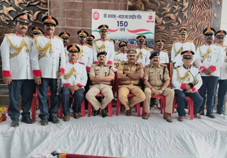 Under the 'Har Ghar Tiranga' campaign, patriotic songs resonated at Varanasi station, with the Railway Protection Force band enthralling the audience.