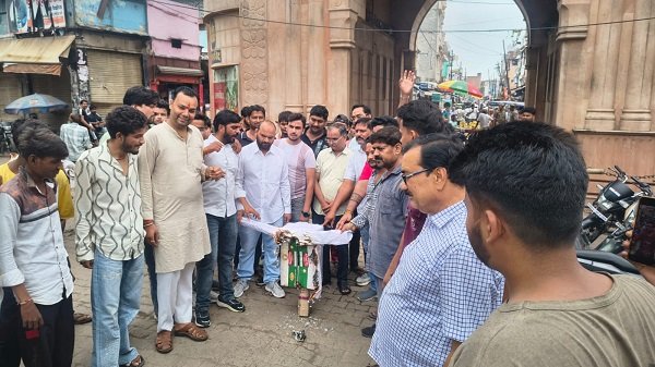 VHP-Bajrang Dal protest in Hathras; MP Pappu Yadav's effigy burnt; demand for action intensifies.