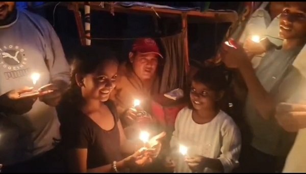 Ayodhya: Differently-abled SP leader Pandit Samarjit staged a protest alongside villagers, holding a candlelight vigil against severe power outages.
