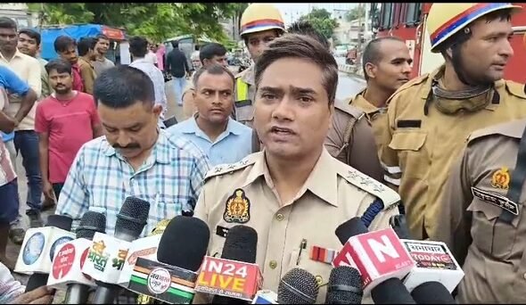 🔥 Massive fire breaks out at the signboard of Lakshmi Sweets House in Ayodhya; incident caused by a short circuit