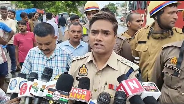 🔥 Massive fire breaks out at the signboard of Lakshmi Sweets House in Ayodhya; incident caused by a short circuit