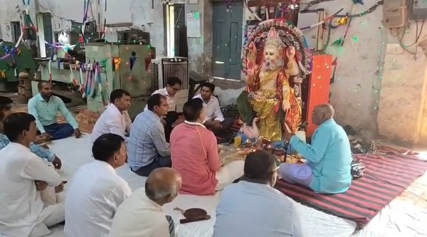Vishwakarma Jayanti celebrated with great enthusiasm in Ayodhya; machinery and tools worshipped with traditional rituals.