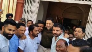 Emotional farewell for IAS officer Divyanshu Patel in Moradabad; people honored him by carrying him on their shoulders.